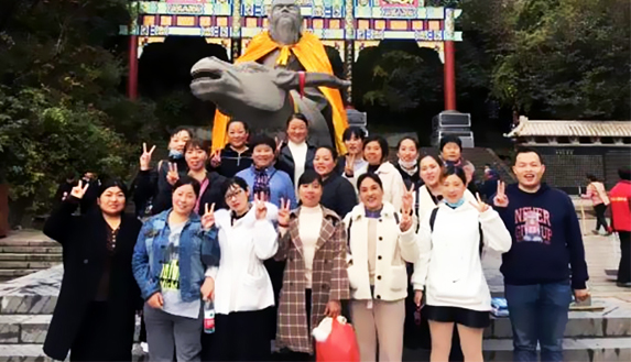 Practila la cultura de empresa de Yiheng durante las clases de formación y los viajes